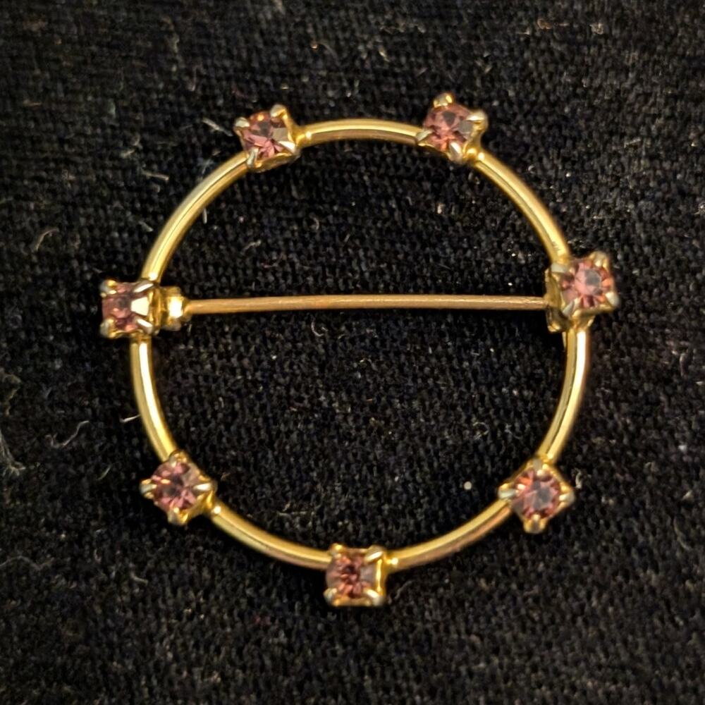 Vintage Gold Tone Circle Brooch W/ Amethyst-Colored Crystals